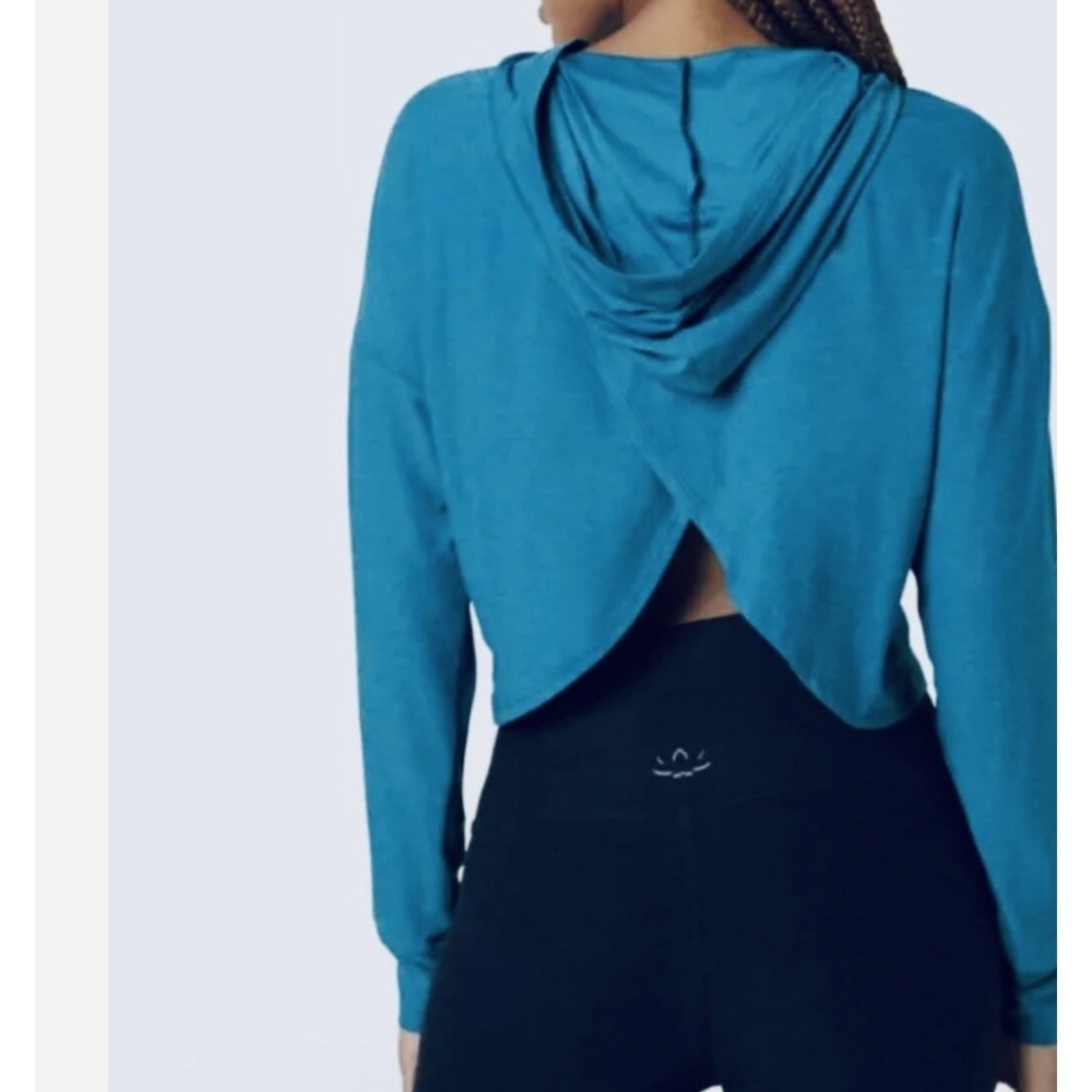 Beyond Yoga Turquoise color Featherweight Don'T Look Back Hoodie in size Large